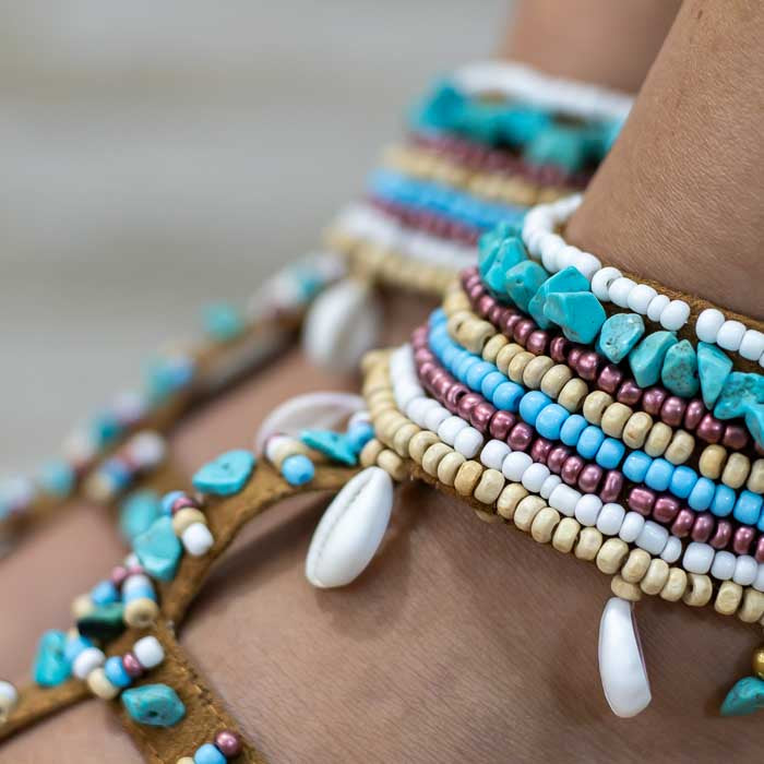 Calçado boho com decoração natural e detalhes feitos à mão na Indonésia.