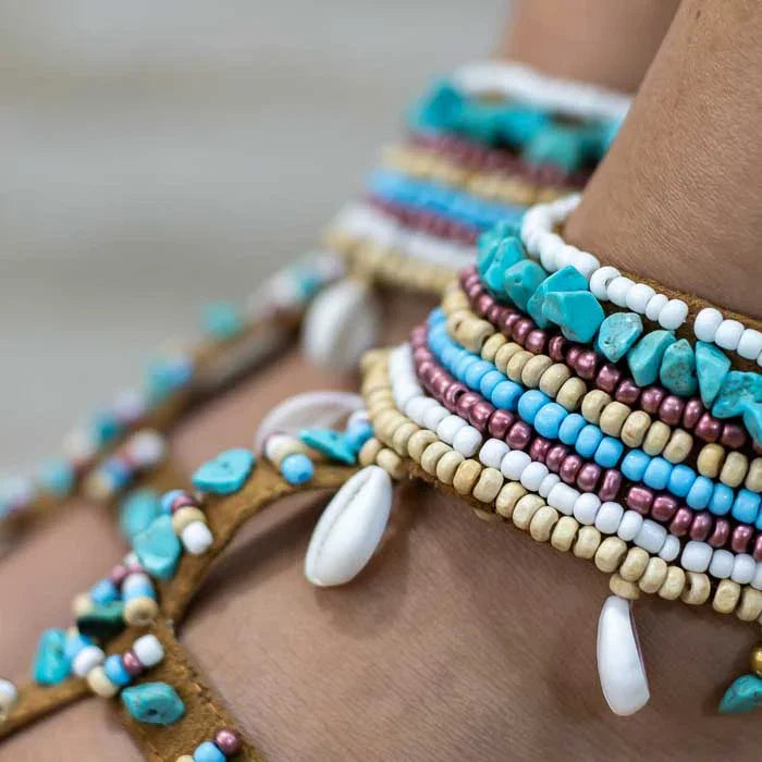 Calçado boho com decoração natural e detalhes feitos à mão na Indonésia.