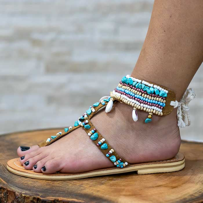 Acessório tropical com conchas e miçangas aplicado por artesãos balineses.