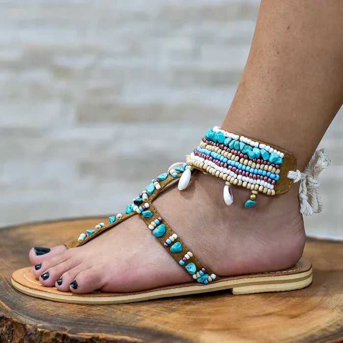 Acessório tropical com conchas e miçangas aplicado por artesãos balineses.