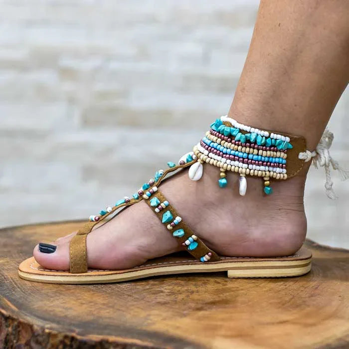 Sandália leve e estilosa com inspiração praiana e estética artesanal.
