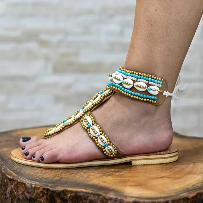 Sandália de Bali com búzios aplicados e detalhes manuais em miçangas.