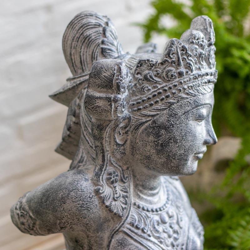 Escultura rústica sofisticada para interiores, peça que traz a harmonia e os mitos de Bali para o lar.