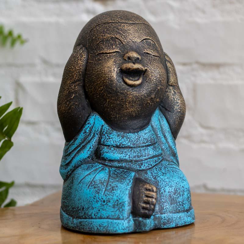 Monge da sabedoria tapando os ouvidos, peça em fibrocimento resistente com detalhes artesanais.