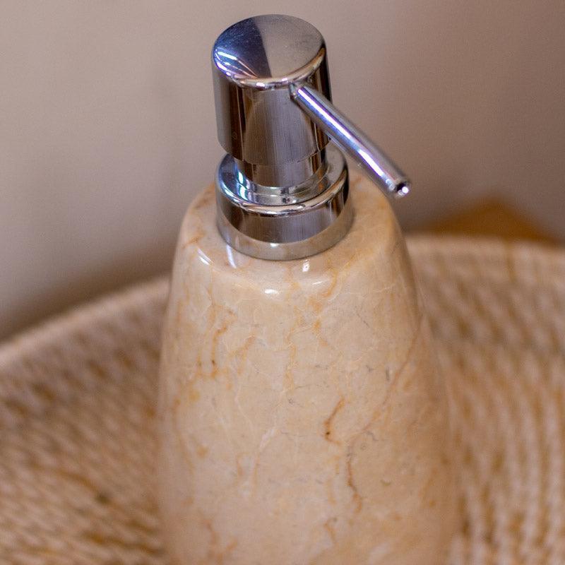 Porta-sabonete líquido artesanal esculpido em mármore natural importado de Bali com válvula pump cromada.