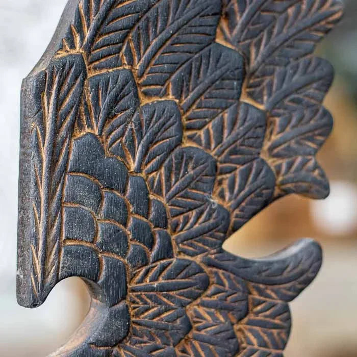 Obra artesanal asas em madeira com base decorativa de Bali.