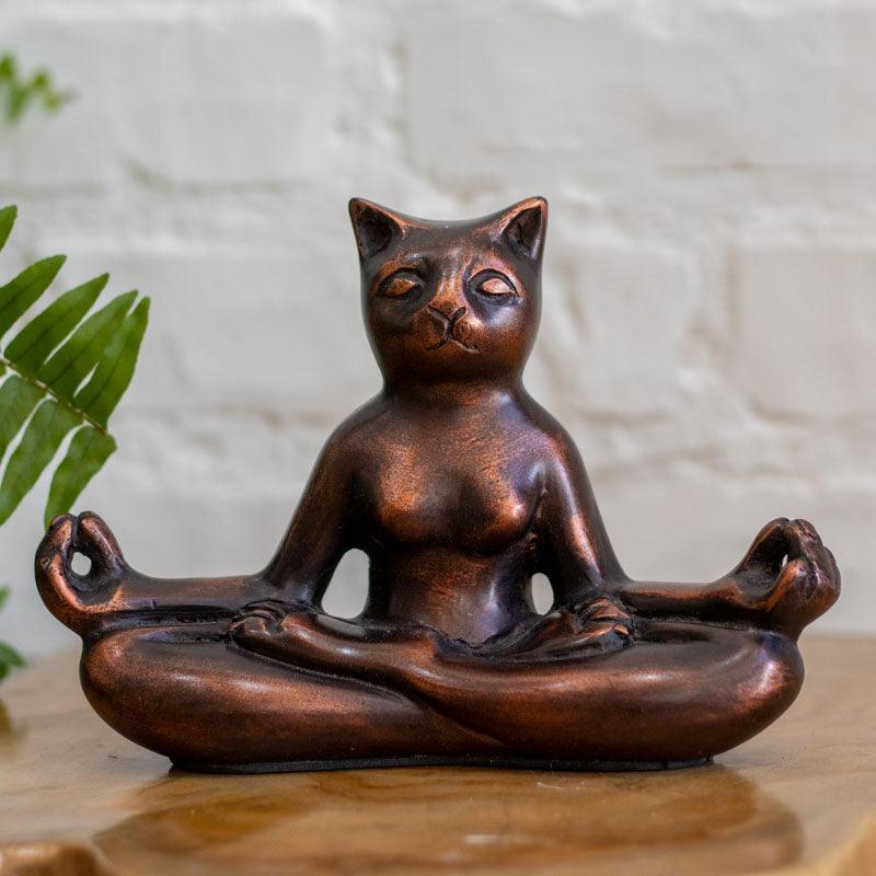 Escultura gato meditando em fibrocimento artesanal em posição de lótus.