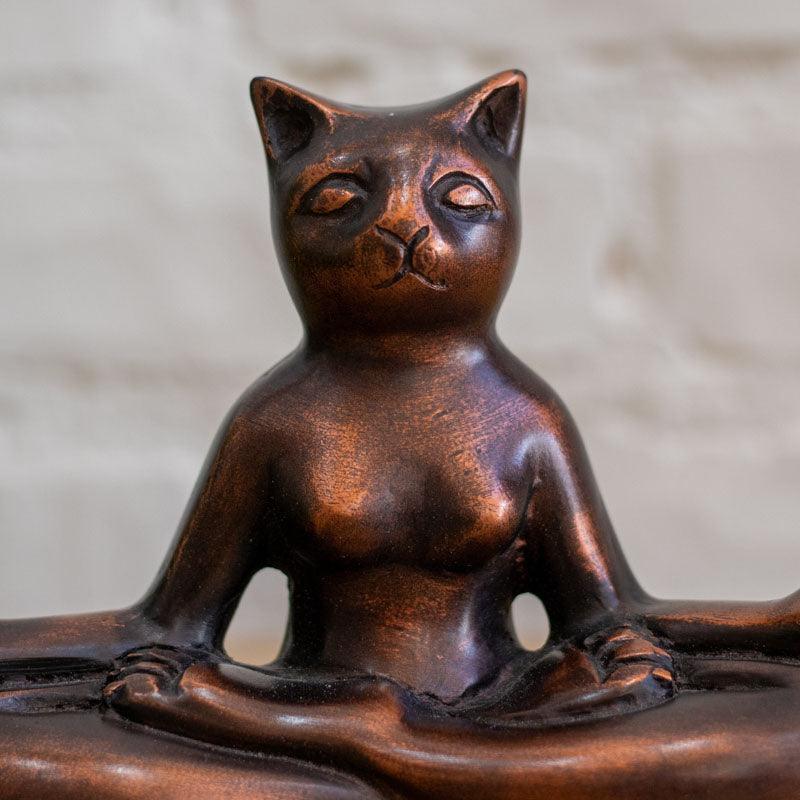 Escultura decorativa de gato em posição de lótus feita em fibrocimento.