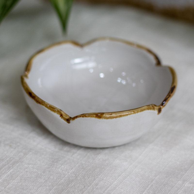 Mini petisqueira de cerâmica balinesa em formato de flor, ideal para compor mesas de café e eventos.