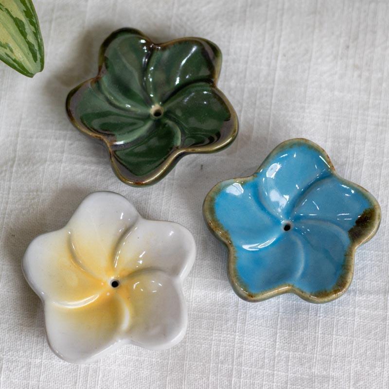 Incensário Frangipane artesanal em cerâmica branca feito em Bali.