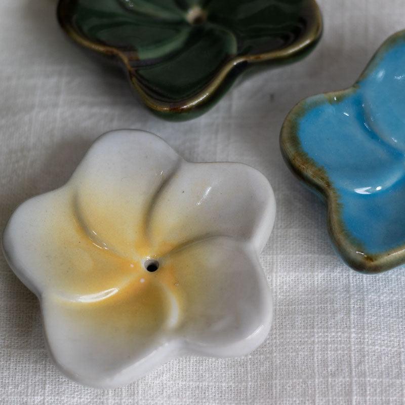 Peça artesanal em cerâmica verde no formato de flor Frangipane de Bali.