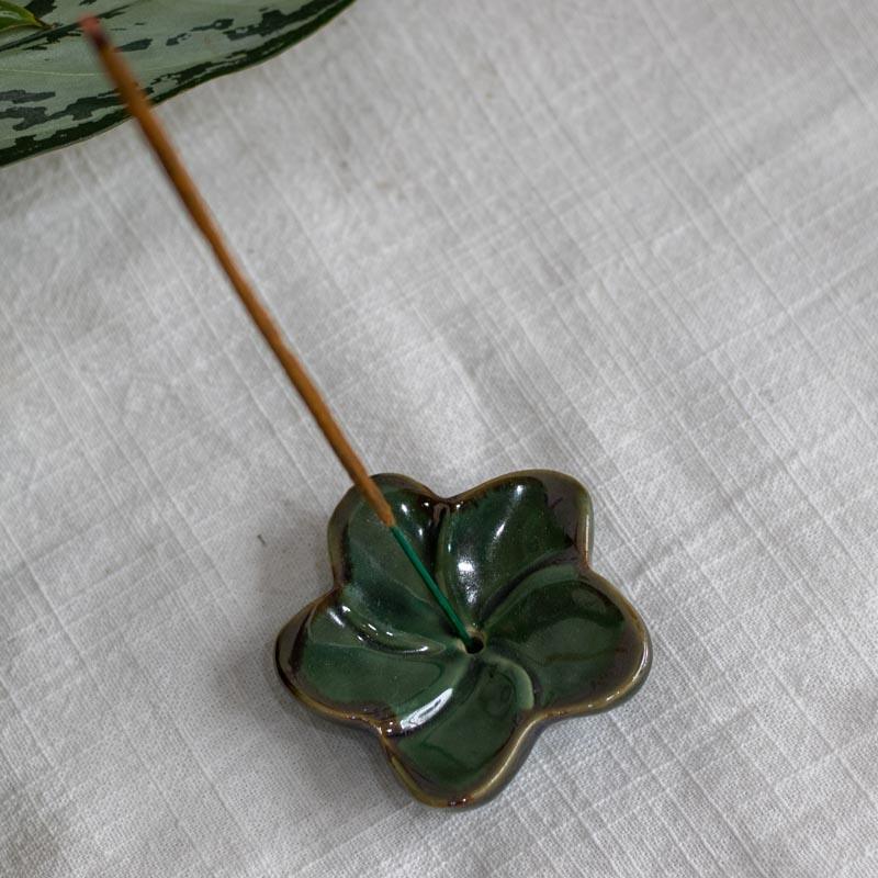 Incensário em cerâmica turquesa artesanal representando flor balinesa.