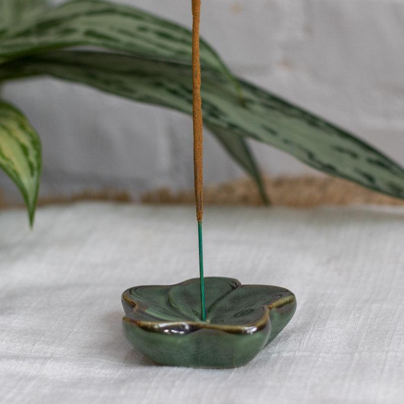 Incensário delicado de cerâmica artesanal Frangipane em Bali.