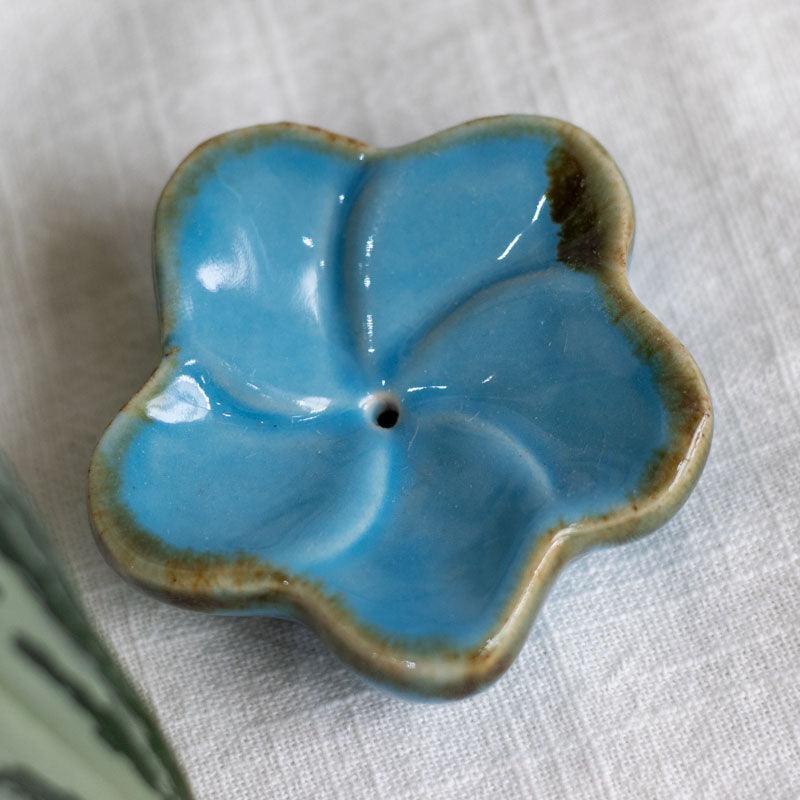 Arte cultural em cerâmica: incensário Frangipane feito à mão.