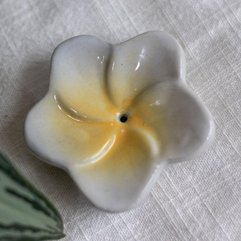 Incensário de flor Frangipane em cerâmica esmaltada artesanal.