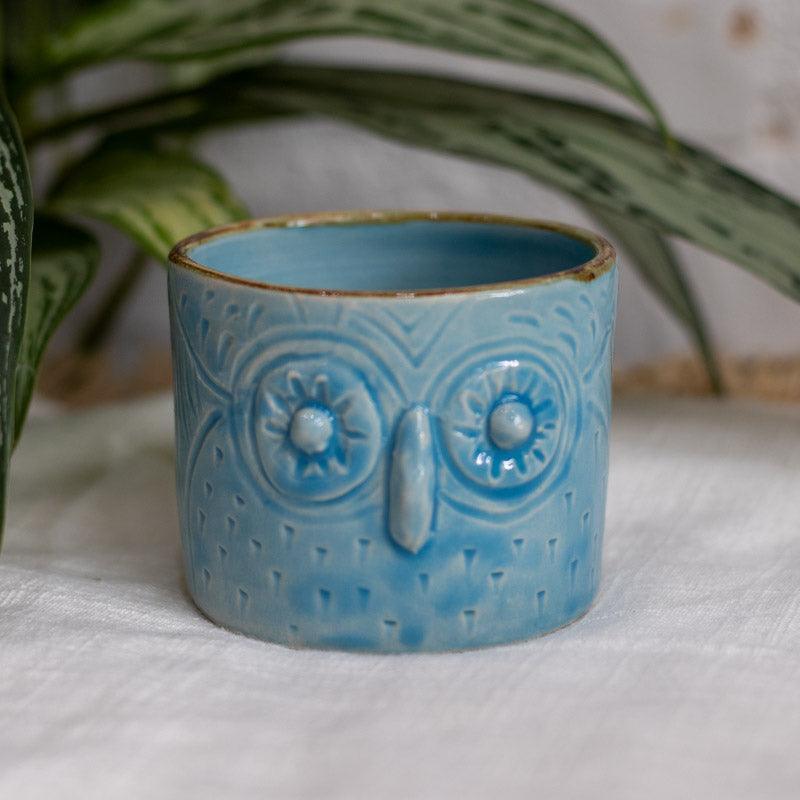 Caneca decorativa em cerâmica artesanal formato coruja.