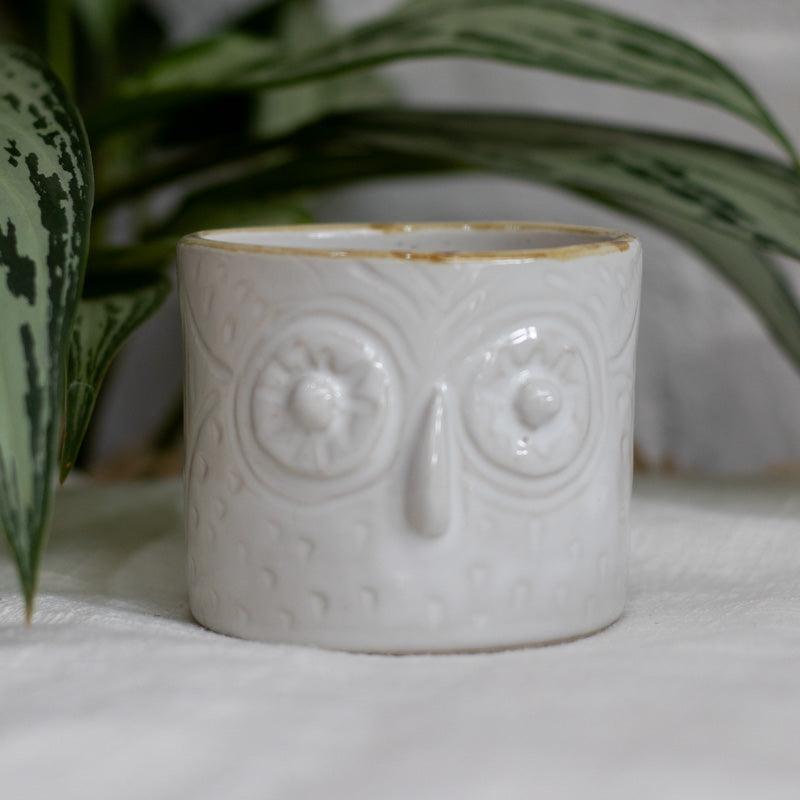 Caneca branca artesanal em cerâmica coruja de Bali.