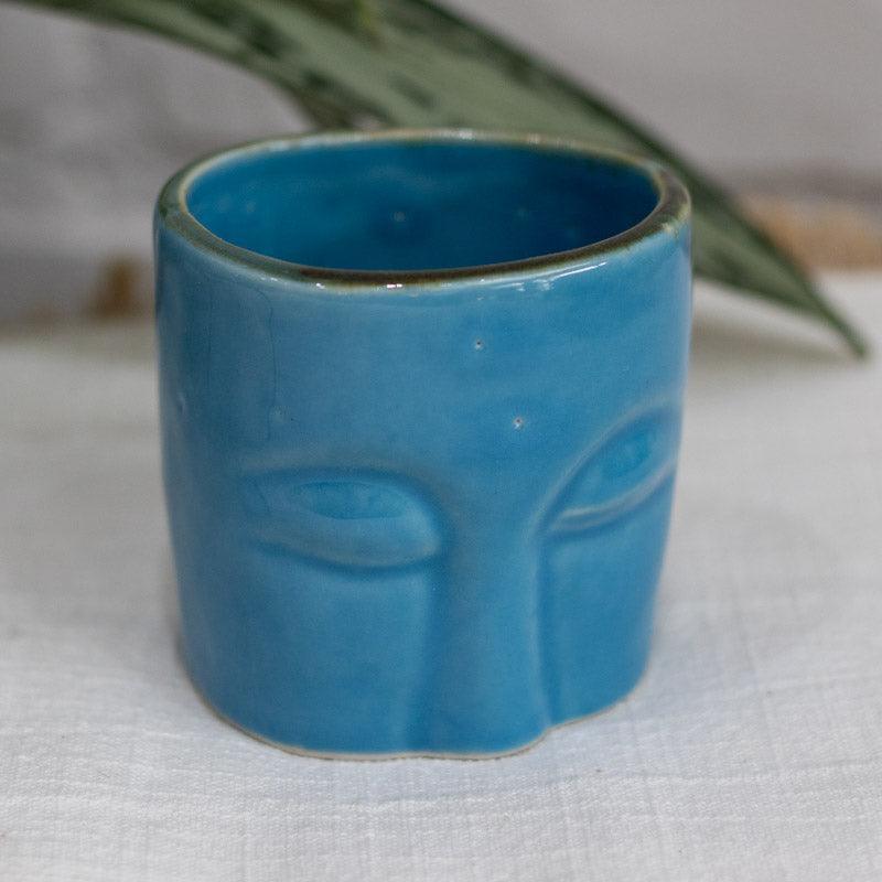 Caneca face artesanal em cerâmica azul feita à mão em Bali.