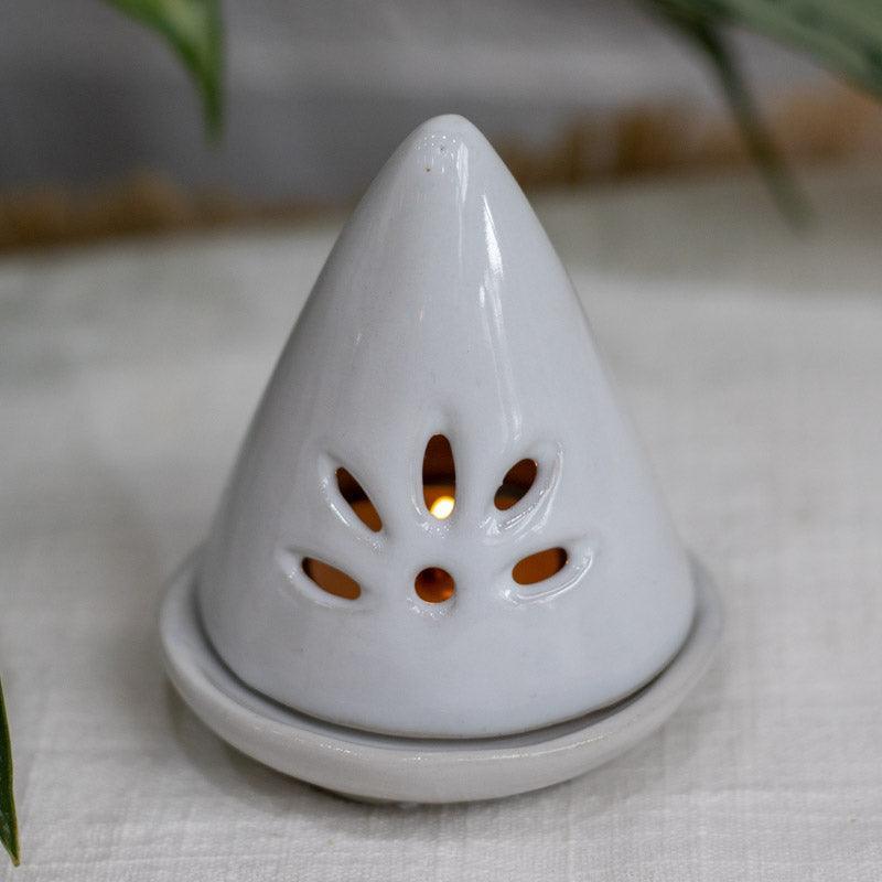 Incensário em cone de cerâmica feito à mão na cor branca decorativa.