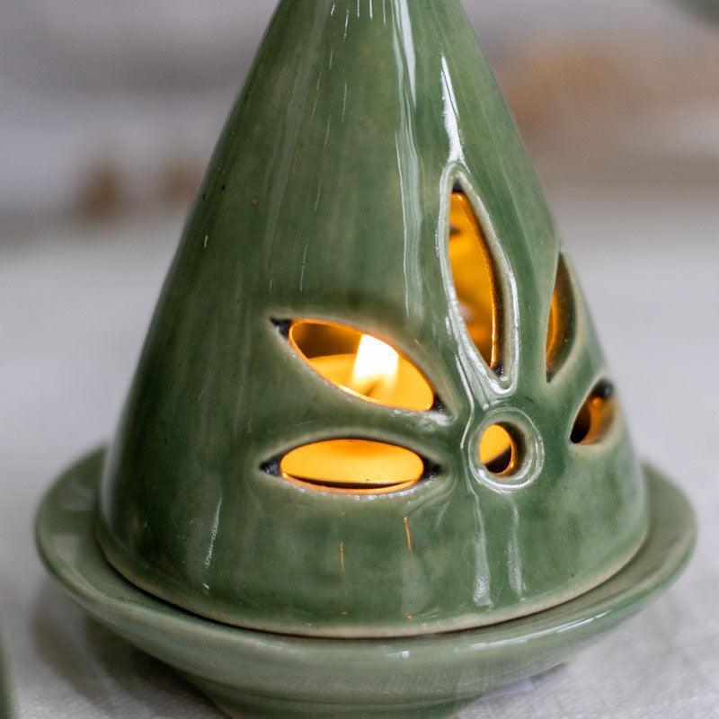 Incensário em cone de Bali feito em cerâmica artesanal sustentável.