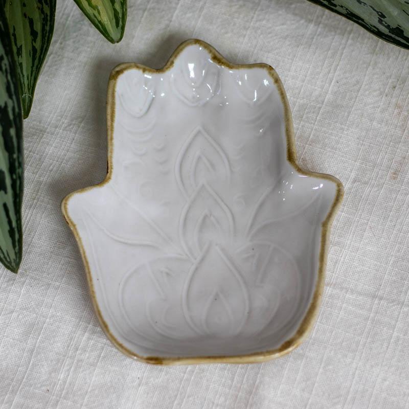 Peça decorativa com relevo simbólico esmaltado em cerâmica