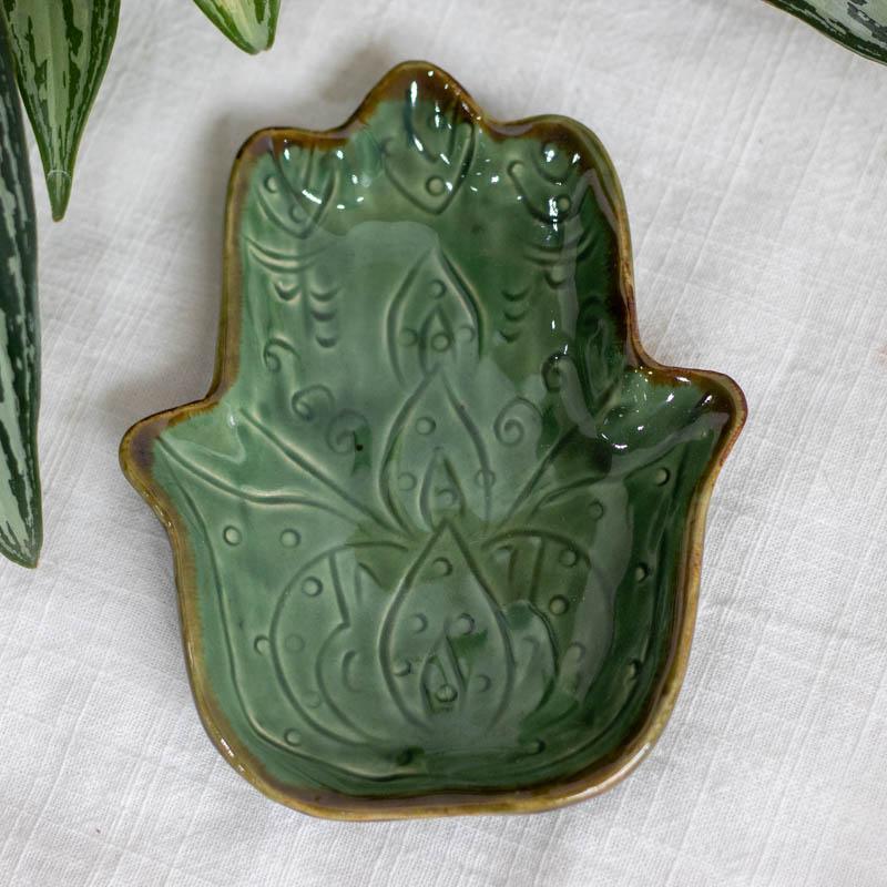 Travessa feita à mão com bordas douradas e cores vibrantes