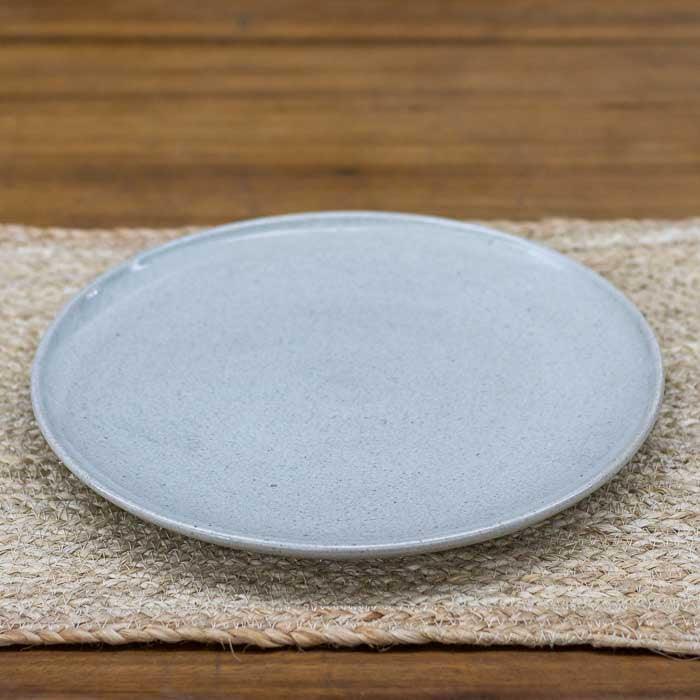 Prato artesanal em cerâmica com acabamento rústico feito em Bali