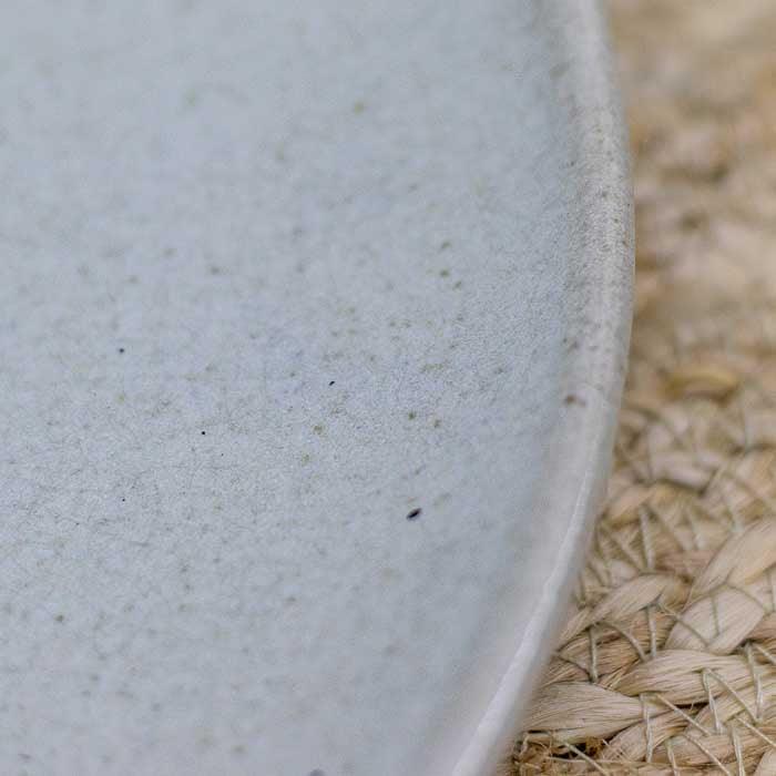 Prato balinês feito à mão com textura natural e estilo artesanal