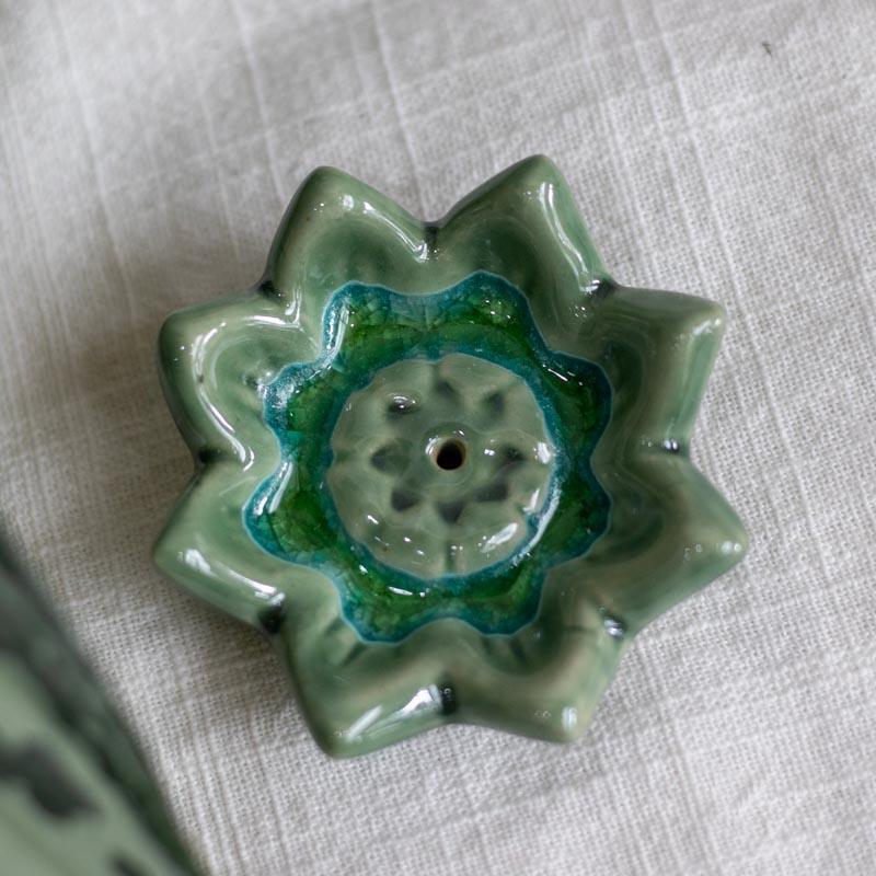 Incensário artesanal em forma de flor de lótus verde feito em Bali.