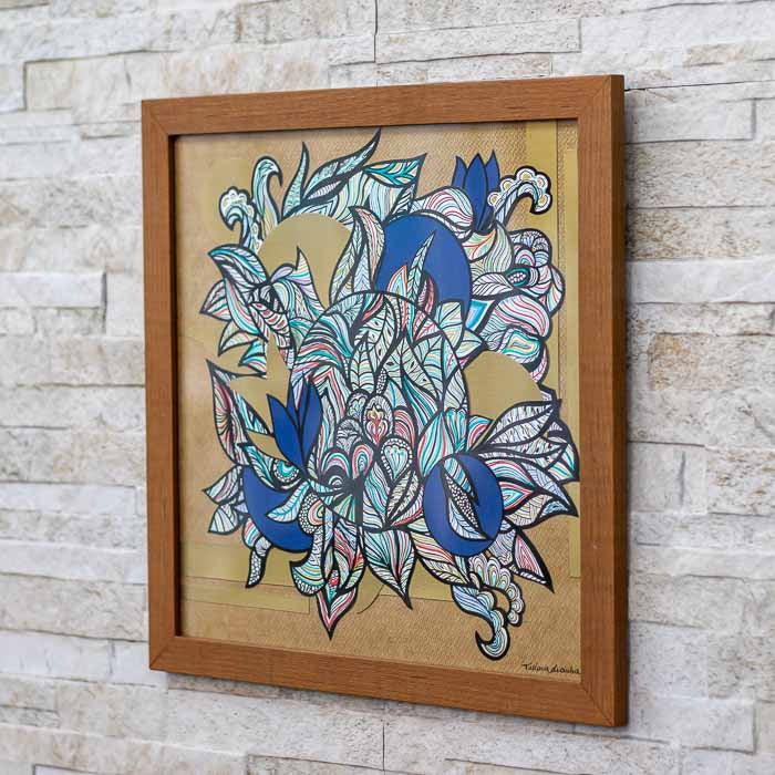 Arte floral quadrada modelo Florear Dourado feita em madeira reciclada.