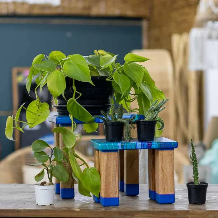 Banqueta funcional modelo Dupla feita à mão em madeira reciclada.