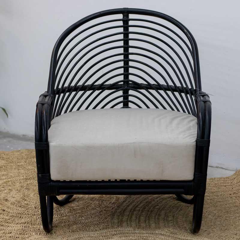 Cadeira de descanso em rattan preto com 87cm de altura, peça de destaque para projetos de interiores modernos e tropicais.