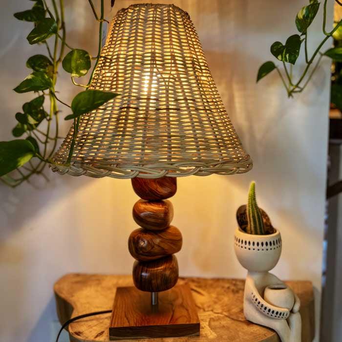 abajur-luminaria-decorativo-mesa-sala-rustico-home-decor-artesanal-palha-fibra-loja-decoracoes-artesintonia-artesanais-objetos-decorativos-bali-indonesia