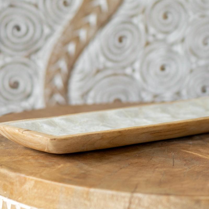 Travessa de madeira escura com interior em madrepérola decorativa.