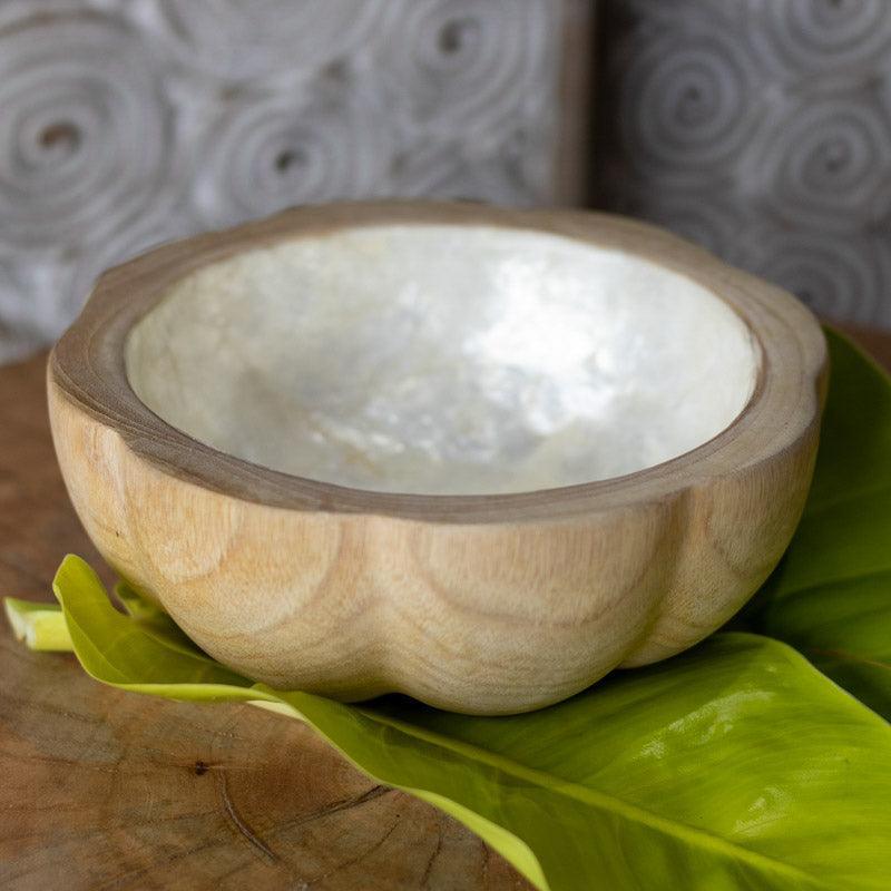 Tigela bowl artesanal em madeira com interior em madrepérola de Bali.
