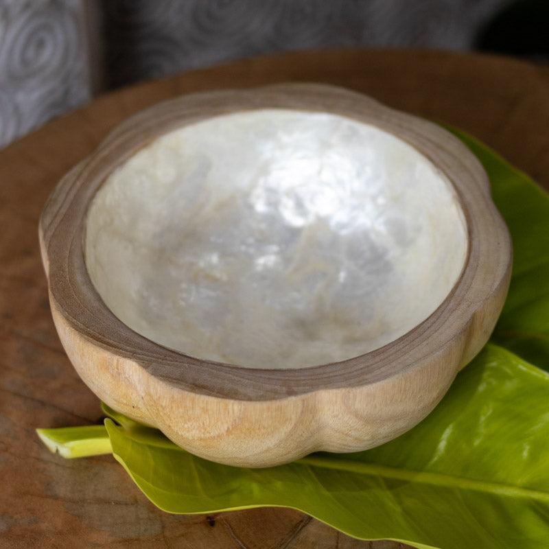 Bowl em formato de flor feito à mão em madeira e madrepérola.