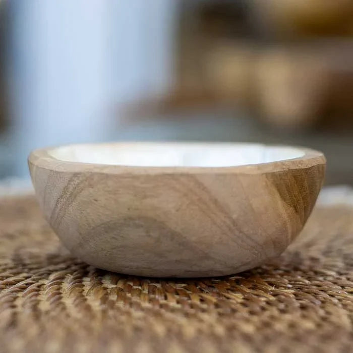 Objeto decorativo e funcional com 9cm de diâmetro, feito à mão em Bali.