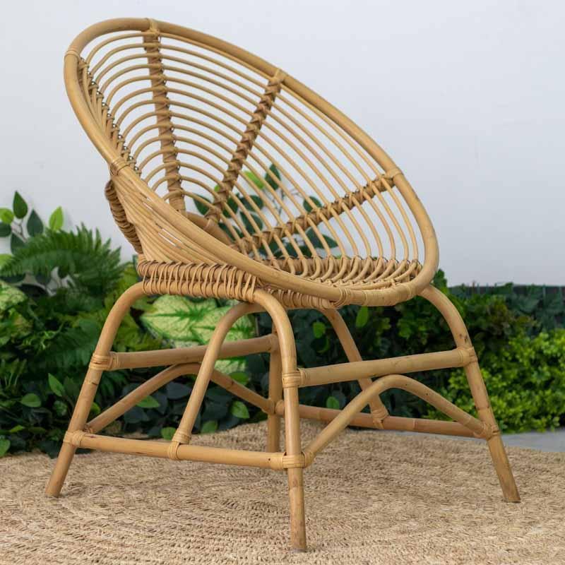 Cadeira artesanal Sukat em rattan natural de Bali com encosto circular envolvente e estrutura trançada à mão.