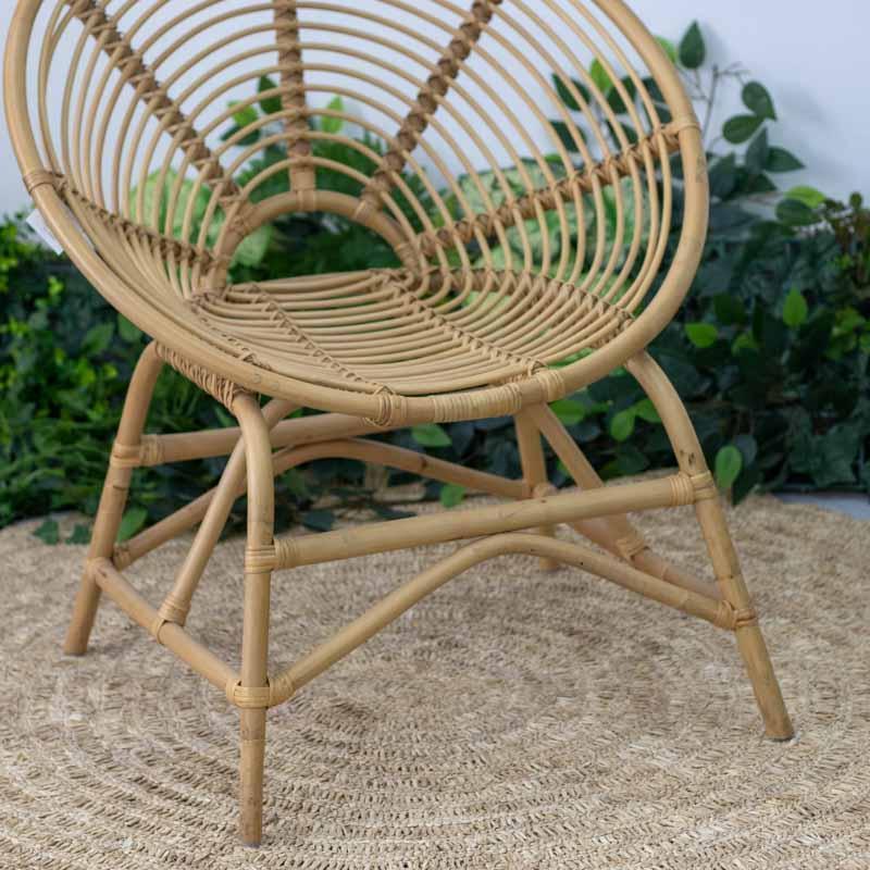 Móvel exclusivo importado de Bali: cadeira Sukat com acabamento em tom mel e estrutura de rattan resistente.