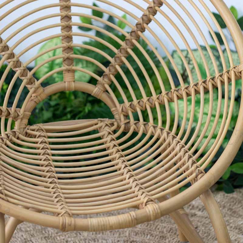 Detalhe da base e dos reforços estruturais em rattan sólido, garantindo estabilidade e durabilidade ao móvel.