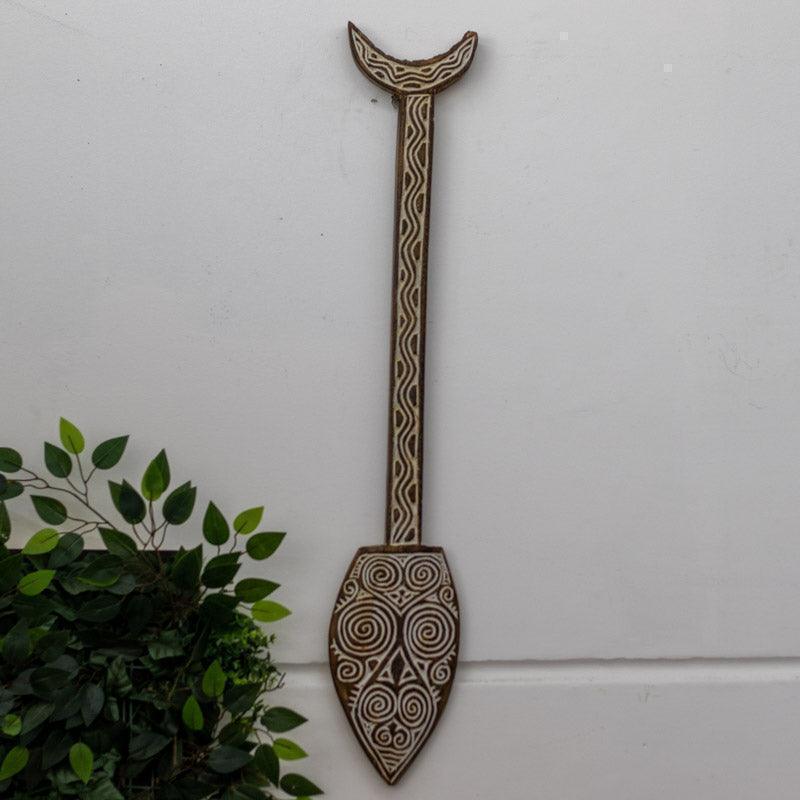 Remo decorativo artesanal em madeira entalhada com desenhos étnicos de Timor.