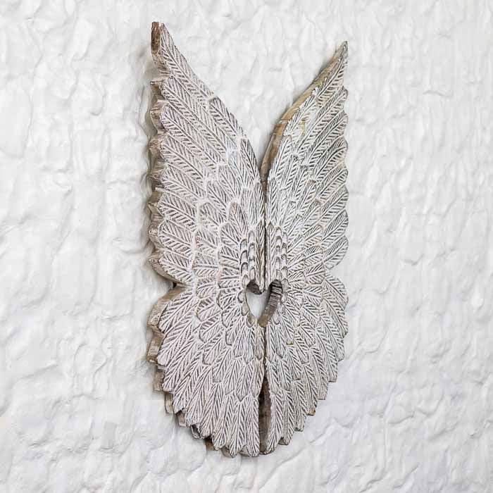 Objeto de decor em formato de asas de anjo com pátina clara e suporte de ferro de mesa.