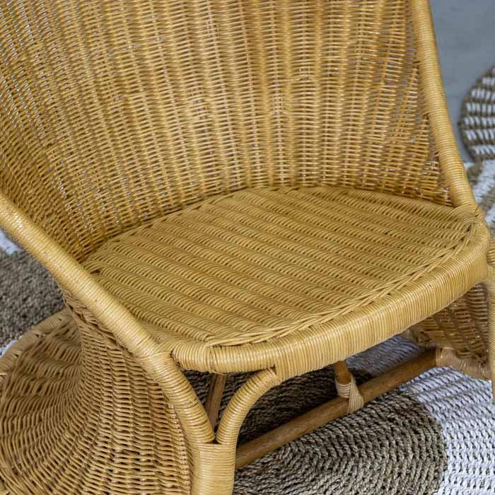 Cadeira Dao artesanal em rattan natural para salas de estar.