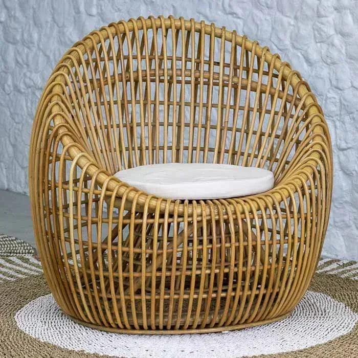 Poltrona Mai artesanal em rattan natural feita à mão no Vietnã.