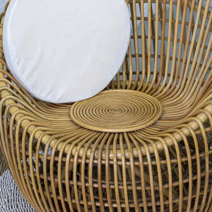 Poltrona vietnamita Mai em fibras de rattan com design boho.
