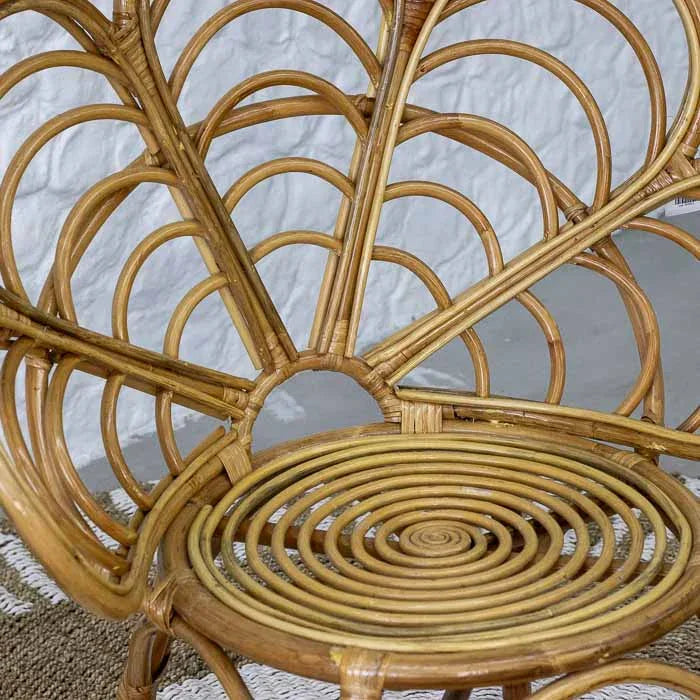 Cadeira vietnamita Hoa em fibras de rattan clara estilo boho.