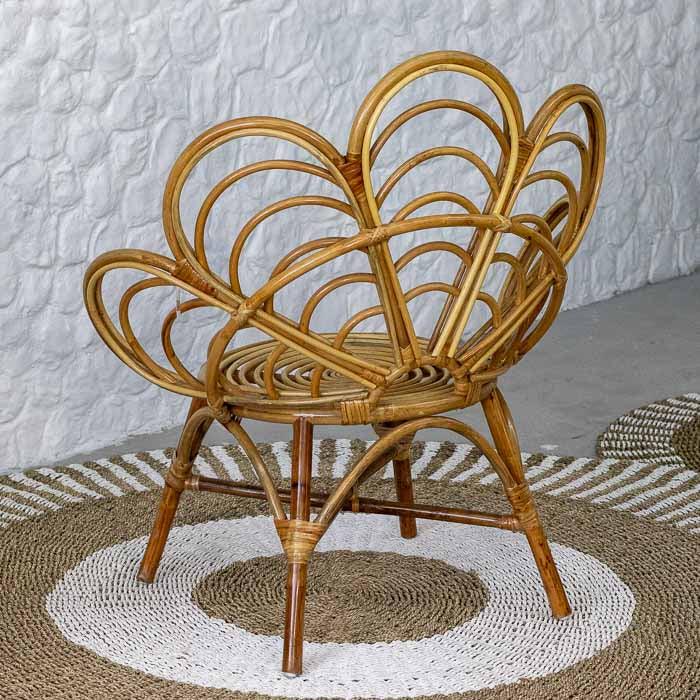 Cadeira decorativa Hoa artesanal em rattan para ambientes internos.