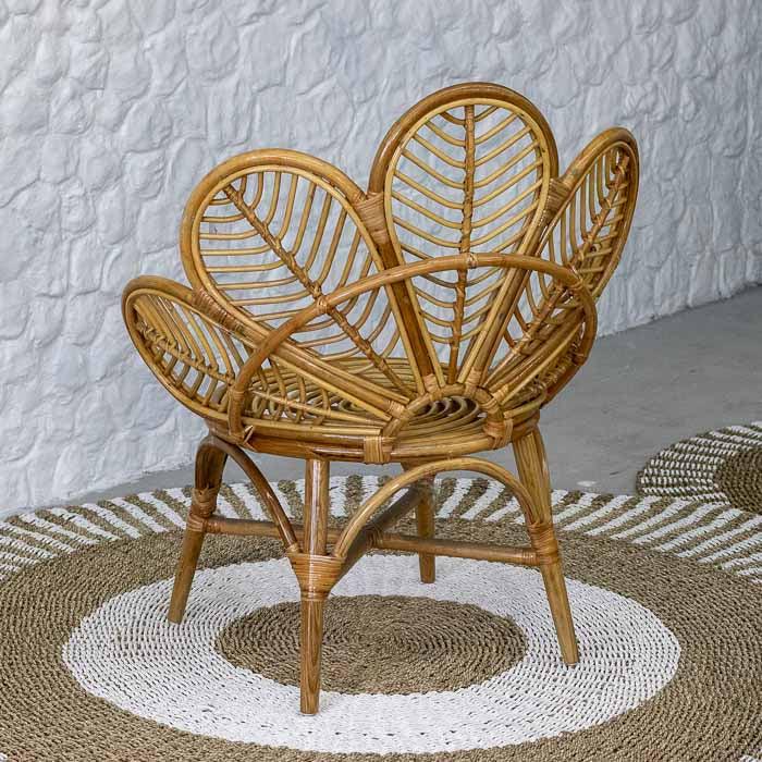 Cadeira Hoa em fibras de rattan natural com design artesanal.