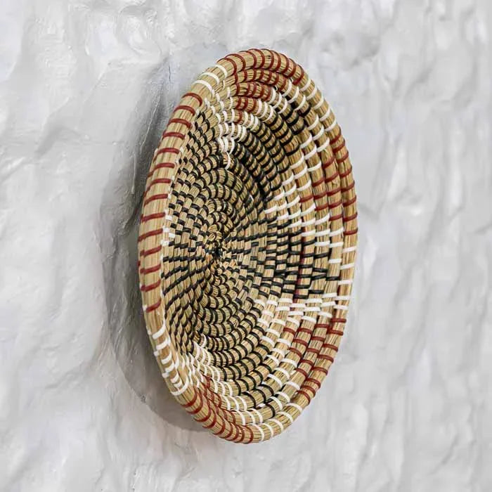 Cestaria decorativa Lan circular em fibras de rattan boho tropical.