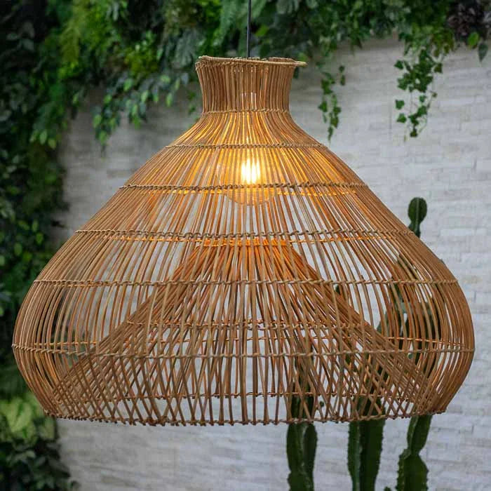 Luminária pêndulo Tay artesanal em rattan natural Vietnã.